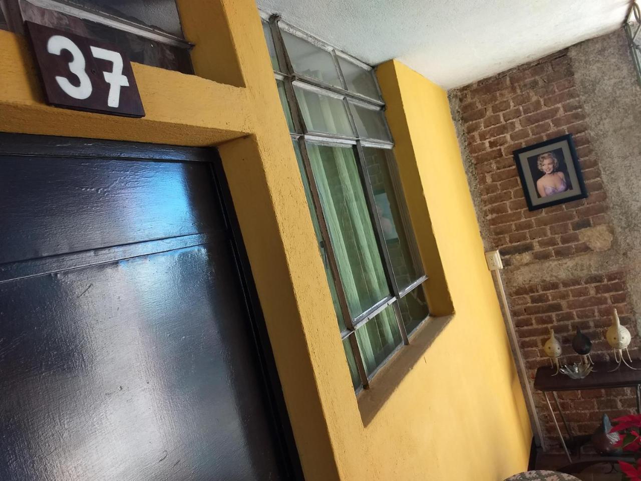 Give House Bed & Breakfast Guatemala City Exterior photo
