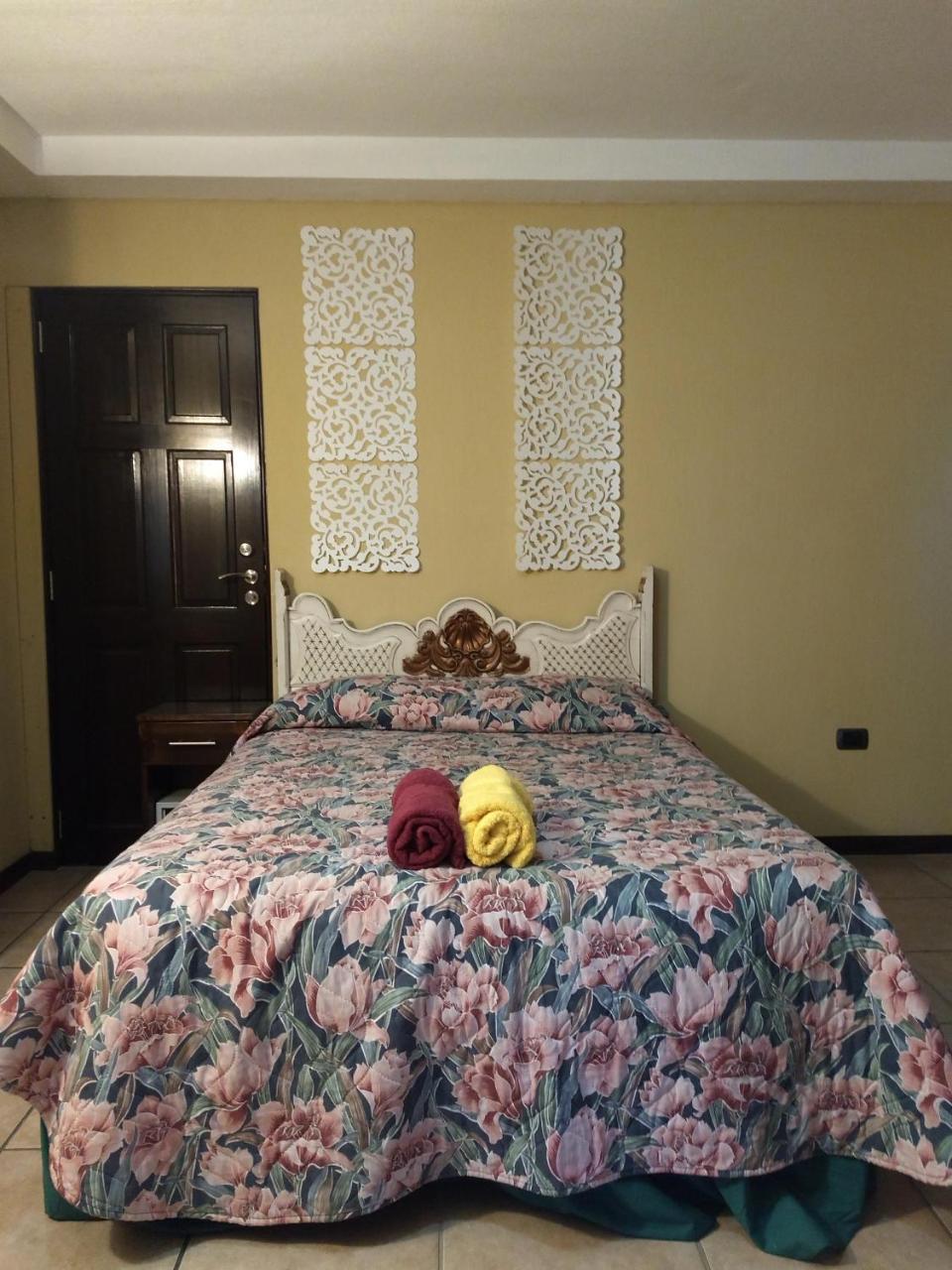 Give House Bed & Breakfast Guatemala City Exterior photo